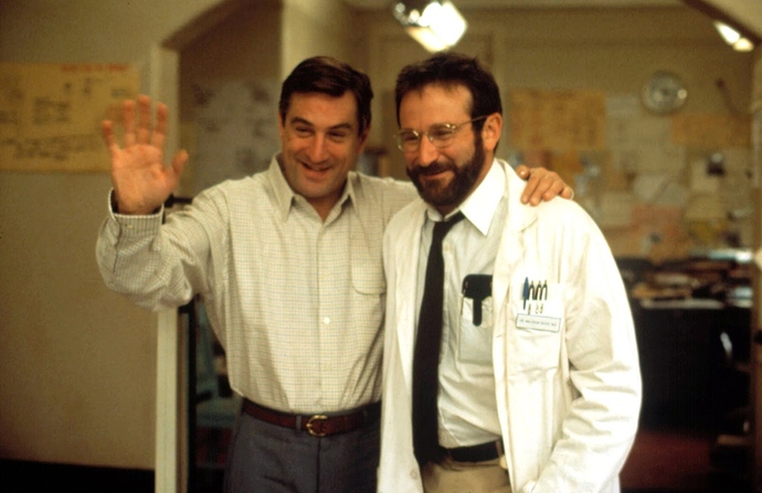 Robert de Niro and Robin Williams waving